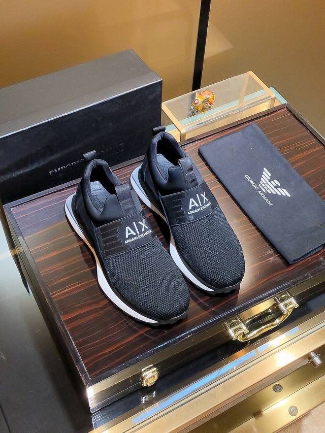 商品名称：Armani 阿玛尼 正规码数: 38-44 套脚鞋 商品材料：精选 网布鞋面，柔软羊皮垫脚；原厂特供大底。